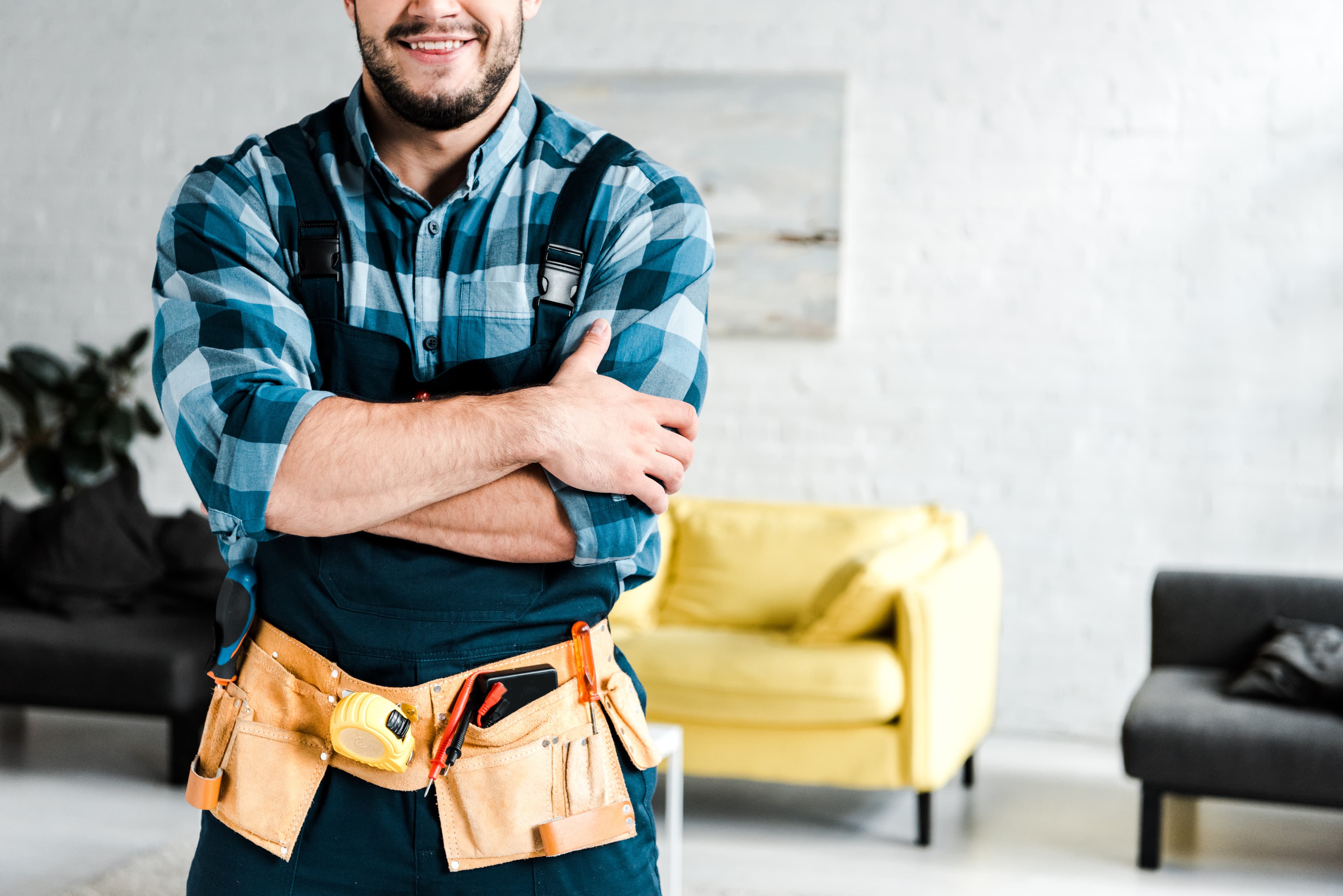Handwerker bei der Sanierung eines Badezimmers in Wiesbaden